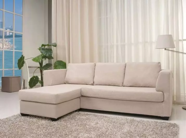 Bež sofe u unutrašnjosti (57 fotografija): kutni i ravni, s jastucima i bez, kombinacija sa sivim zavjesama, knjigom, od tereta i drugih modela 9242_9