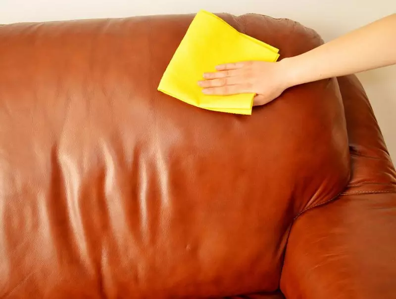 Cum să curățați canapeaua de la miros acasă? Cum să spălați canapeaua din țesătură? Cum să scapi de mirosul unei noi canapele? 9243_4