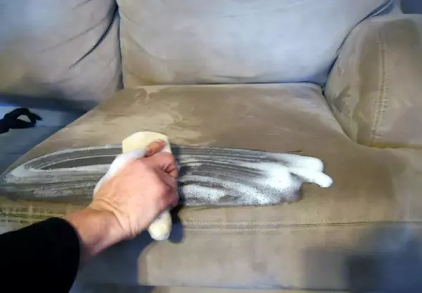 Kinh phí để làm sạch ghế sofa tại nhà: Biện pháp dân gian. Làm thế nào để rửa ghế sofa từ vải từ bụi bẩn? Làm thế nào để rửa tay vịn và bọc? 9248_5