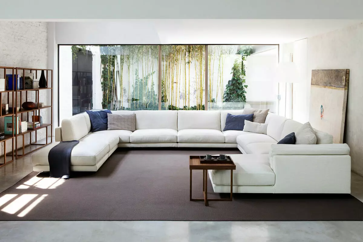 Mūsdienu dīvāns (47 fotogrāfijas): stūris un tiešie modeļi mūsdienu stilā, izvelkot dīvāni gultas un citi 9250_8