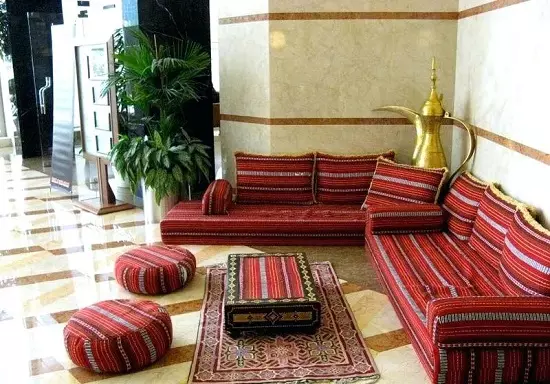 Oriental dīvāni (28 fotogrāfijas): leņķa un zemie modeļi, īpašības, šķirnes un krāsu risinājumi, izvēles padomi 9251_11