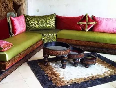 Oriental dīvāni (28 fotogrāfijas): leņķa un zemie modeļi, īpašības, šķirnes un krāsu risinājumi, izvēles padomi 9251_12