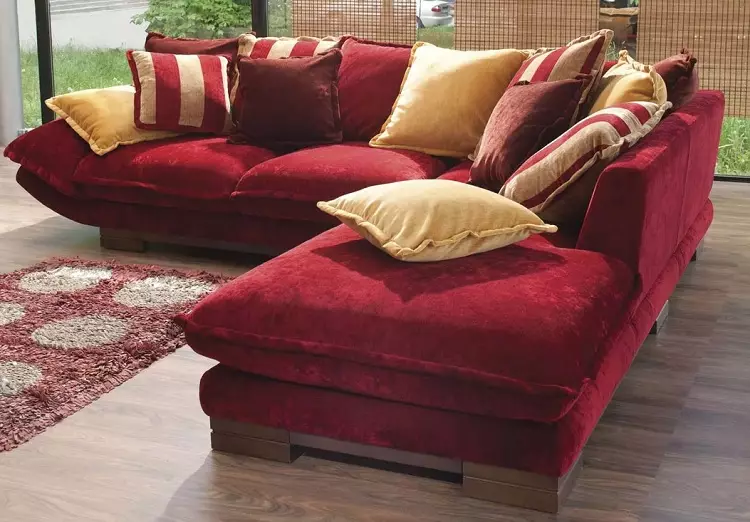 Orijentalne sofe (28 fotografija): kutni i niski modeli, karakteristike, sorte i rješenja boja, savjeti za odabir 9251_14