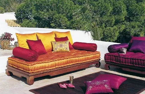 Orijentalne sofe (28 fotografija): kutni i niski modeli, karakteristike, sorte i rješenja boja, savjeti za odabir 9251_5