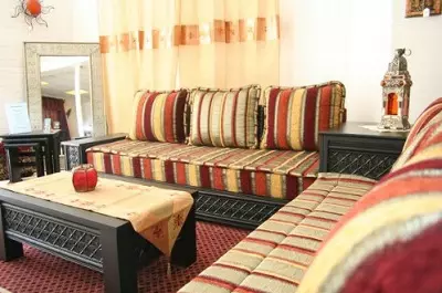 Oriental dīvāni (28 fotogrāfijas): leņķa un zemie modeļi, īpašības, šķirnes un krāsu risinājumi, izvēles padomi 9251_8