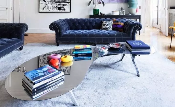 Velvet sofaer (22 billeder): Grøn, blå og modeller af andre farver fra fløjl, hjørne, foldning og andre sofaer med Velvet's polstring i interiøret 9252_20