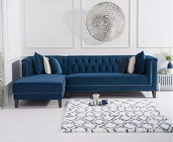 Velvet sofaer (22 billeder): Grøn, blå og modeller af andre farver fra fløjl, hjørne, foldning og andre sofaer med Velvet's polstring i interiøret 9252_7