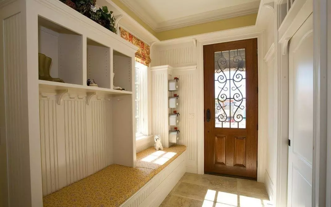 Özel bir evdeki koridor tasarımı (95 fotoğraf): Bir pencere ile geniş ve küçük bir koridorun iç kısmının tescili ve rustik ve yazlık bir ev olmadan. Güzel yerleşim seçenekleri 9262_11