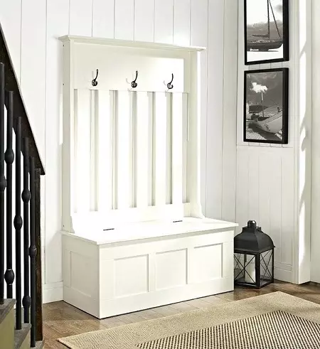 Hall de entrada blanco (76 fotos): Selección de muebles en el pasillo en blanco. Diseño del pasillo en blanco y negro y otras combinaciones en el apartamento. 9264_11