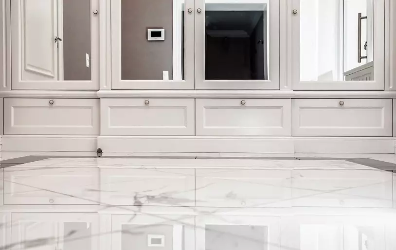 Hall de entrada blanco (76 fotos): Selección de muebles en el pasillo en blanco. Diseño del pasillo en blanco y negro y otras combinaciones en el apartamento. 9264_14