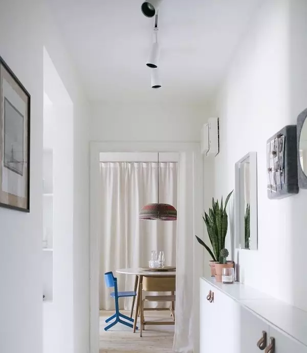 Hall de entrada blanco (76 fotos): Selección de muebles en el pasillo en blanco. Diseño del pasillo en blanco y negro y otras combinaciones en el apartamento. 9264_16
