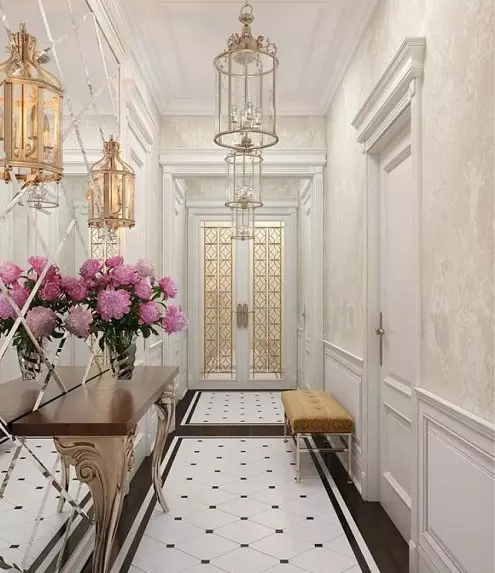 Hall de entrada blanco (76 fotos): Selección de muebles en el pasillo en blanco. Diseño del pasillo en blanco y negro y otras combinaciones en el apartamento. 9264_19