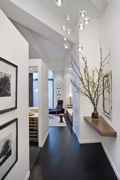 Белата влезна сала (76 фотографии): избор на мебел во коридорот во бело. Дизајн на ходникот во црно-бели и други комбинации во станот 9264_27