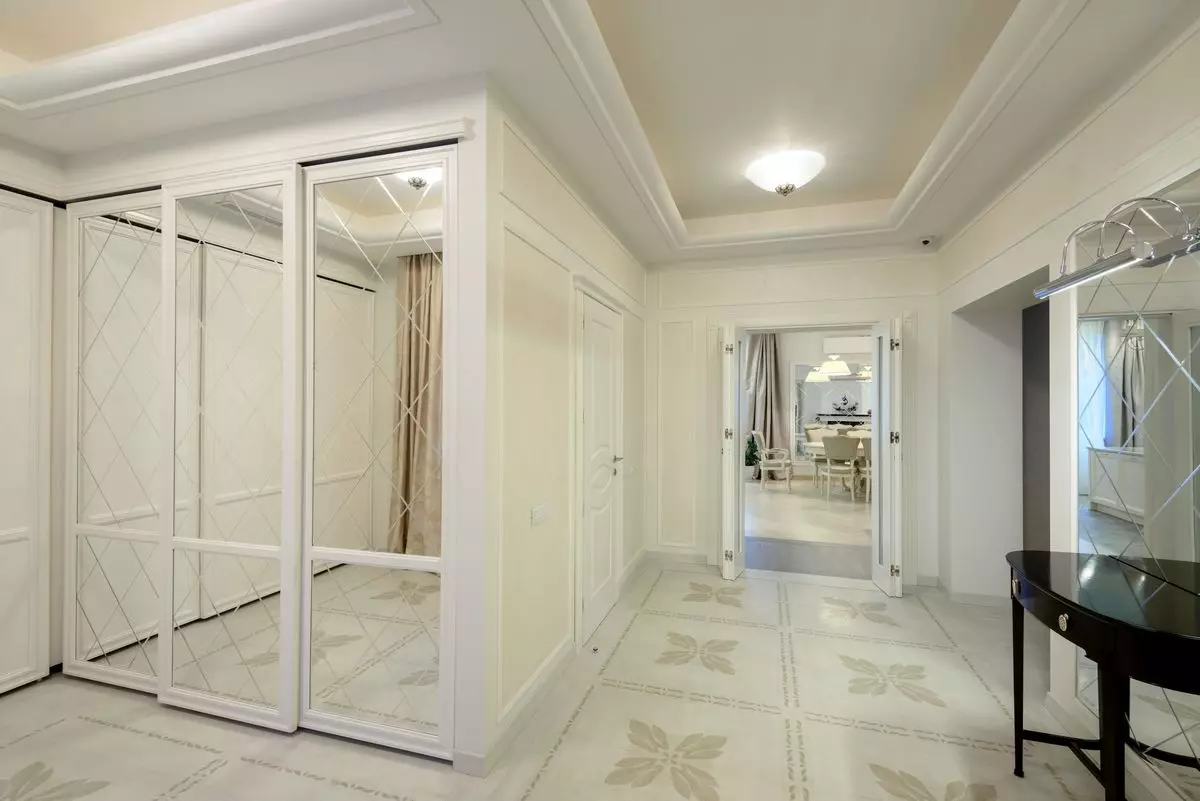Hall de entrada blanco (76 fotos): Selección de muebles en el pasillo en blanco. Diseño del pasillo en blanco y negro y otras combinaciones en el apartamento. 9264_28