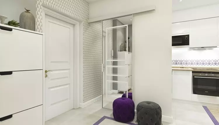 Hall de entrada blanco (76 fotos): Selección de muebles en el pasillo en blanco. Diseño del pasillo en blanco y negro y otras combinaciones en el apartamento. 9264_32