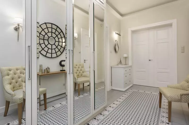 Белата влезна сала (76 фотографии): избор на мебел во коридорот во бело. Дизајн на ходникот во црно-бели и други комбинации во станот 9264_38