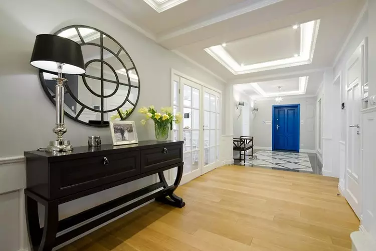 Белата влезна сала (76 фотографии): избор на мебел во коридорот во бело. Дизајн на ходникот во црно-бели и други комбинации во станот 9264_40