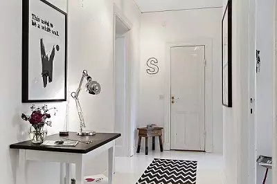 Белата влезна сала (76 фотографии): избор на мебел во коридорот во бело. Дизајн на ходникот во црно-бели и други комбинации во станот 9264_46