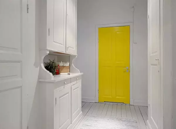 Белата влезна сала (76 фотографии): избор на мебел во коридорот во бело. Дизајн на ходникот во црно-бели и други комбинации во станот 9264_48