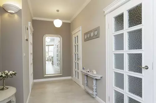 Белата влезна сала (76 фотографии): избор на мебел во коридорот во бело. Дизајн на ходникот во црно-бели и други комбинации во станот 9264_51
