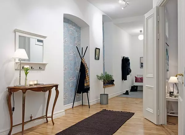 Белата влезна сала (76 фотографии): избор на мебел во коридорот во бело. Дизајн на ходникот во црно-бели и други комбинации во станот 9264_53