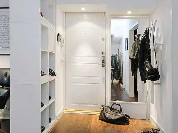 Ingresso bianco (76 foto): selezione di mobili nel corridoio in bianco. Design del corridoio in bianco e nero e altre combinazioni nell'appartamento 9264_54