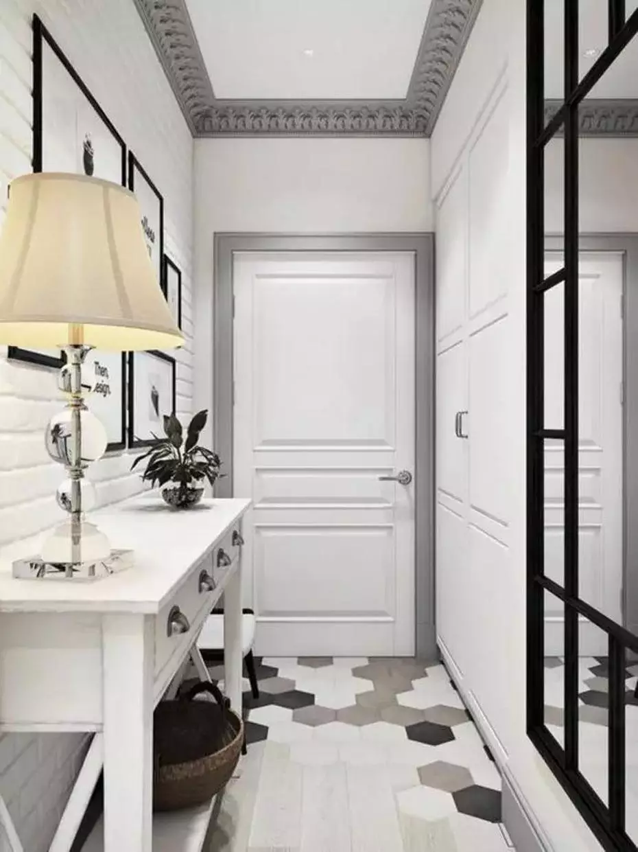 Белата влезна сала (76 фотографии): избор на мебел во коридорот во бело. Дизајн на ходникот во црно-бели и други комбинации во станот 9264_6