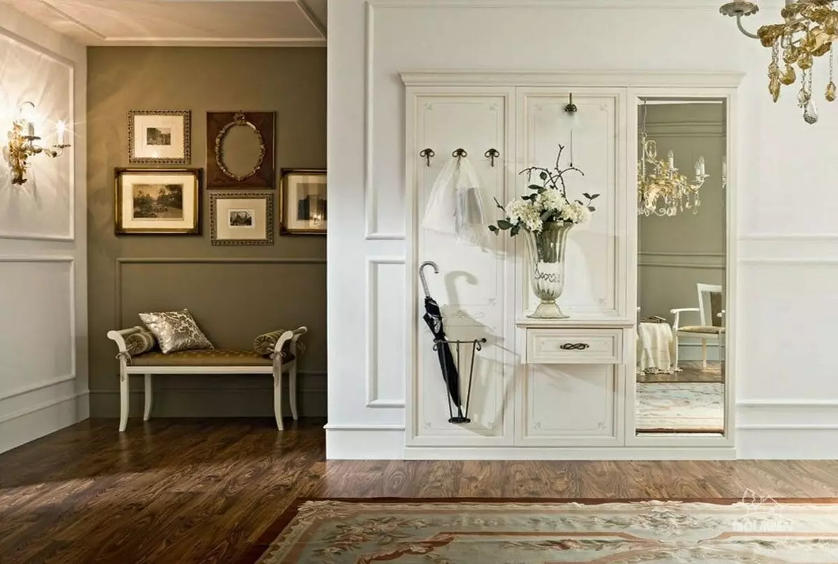 Белата влезна сала (76 фотографии): избор на мебел во коридорот во бело. Дизајн на ходникот во црно-бели и други комбинации во станот 9264_60