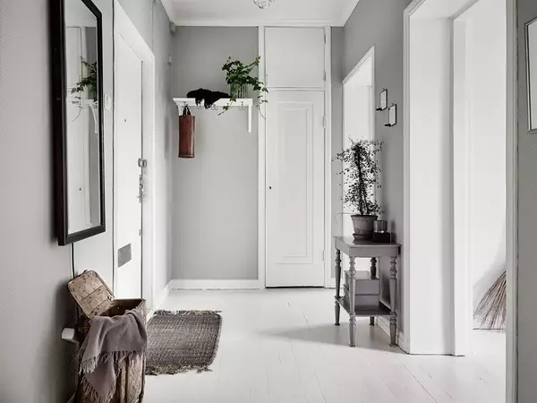 Белата влезна сала (76 фотографии): избор на мебел во коридорот во бело. Дизајн на ходникот во црно-бели и други комбинации во станот 9264_64