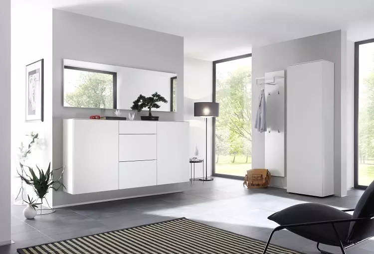 Hall de entrada blanco (76 fotos): Selección de muebles en el pasillo en blanco. Diseño del pasillo en blanco y negro y otras combinaciones en el apartamento. 9264_68