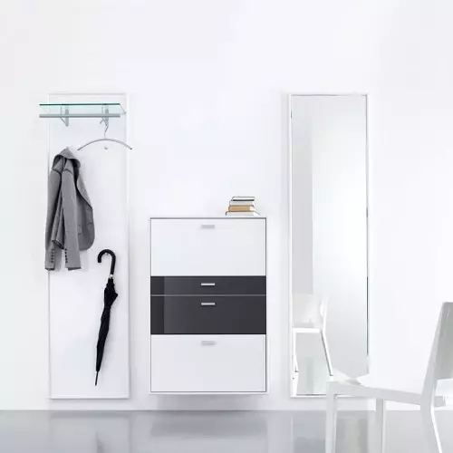 Белата влезна сала (76 фотографии): избор на мебел во коридорот во бело. Дизајн на ходникот во црно-бели и други комбинации во станот 9264_69