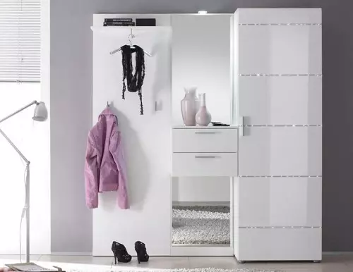 Ingresso bianco (76 foto): selezione di mobili nel corridoio in bianco. Design del corridoio in bianco e nero e altre combinazioni nell'appartamento 9264_7