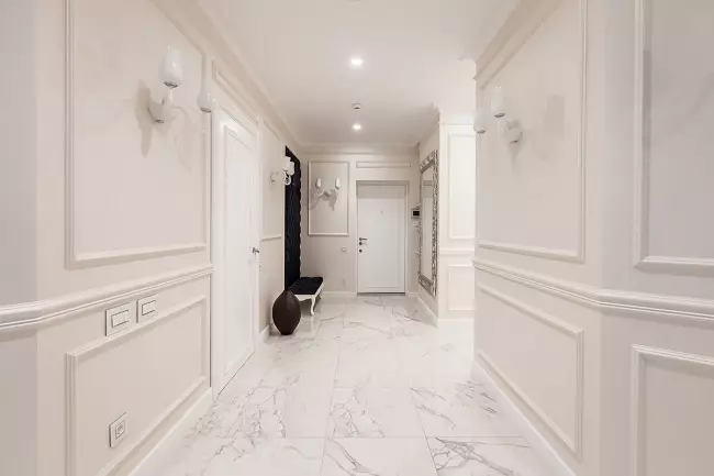 Белата влезна сала (76 фотографии): избор на мебел во коридорот во бело. Дизајн на ходникот во црно-бели и други комбинации во станот 9264_72