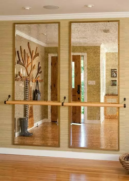 Hvor kan jeg placere et spejl i gangen? Er det muligt at sætte modsat indgangsdøren? Hvordan man hænger? Er det muligt at hænge spejle mod hinanden? 9269_16