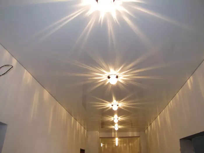 Techo de estiramiento en el pasillo (71 fotos): diseño de techo en un pasillo estrecho y largo, opciones con luces de puntos y diseños de dos niveles en el apartamento, especies negras y brillantes 9270_13