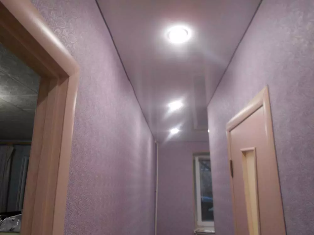 Soffitto elasticizzato nel corridoio (71 foto): design del soffitto in un corridoio stretto e lungo, opzioni con luci a punti e disegni a due livelli nell'appartamento, nelle specie nere e lucide 9270_15