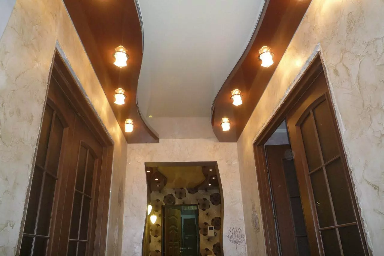 Stretch plafon u hodniku (71 fotografije): stropni dizajn u užem i dugom hodniku, opcije sa tačke svjetla i dva nivoa u apartmanu, crnu i sjajnu vrstu 9270_17