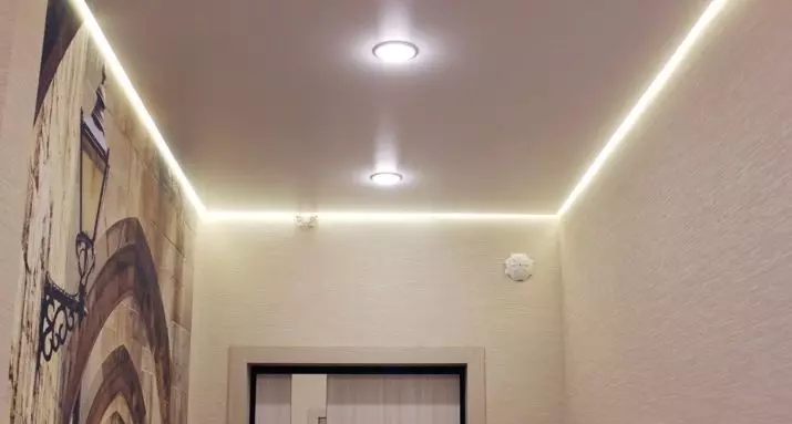 Plafond étirement dans le couloir (71 photos): conception de plafond dans un couloir étroit et long, options avec des lumières pointues et des dessins de deux niveaux dans l'appartement, des espèces noires et brillantes 9270_2