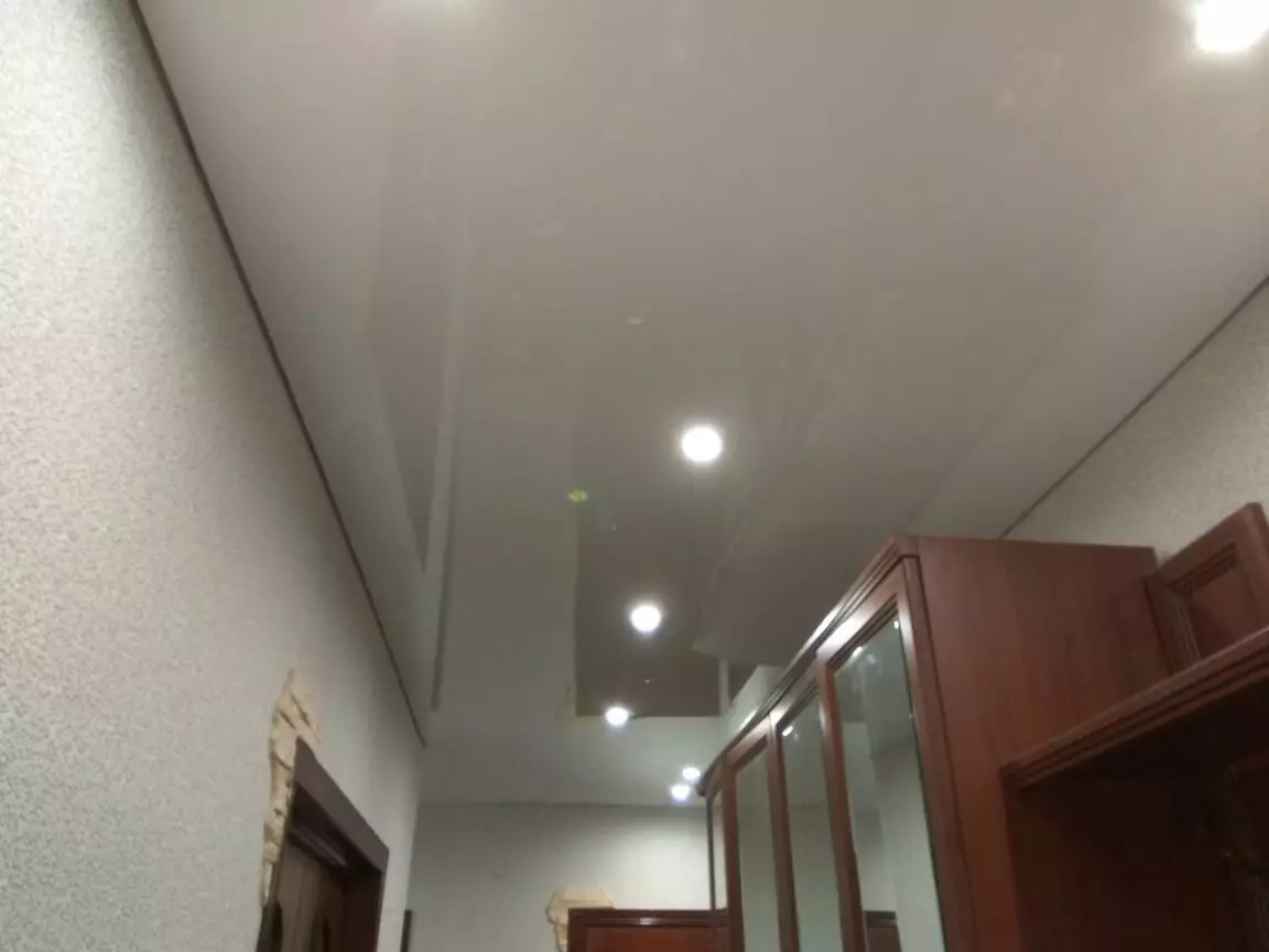 廊下（71枚写真）の伸縮天井：狭くて長い廊下の天井のデザイン、ポイントライトのオプション、アパート、黒、光沢のある種の2段階のデザイン 9270_22