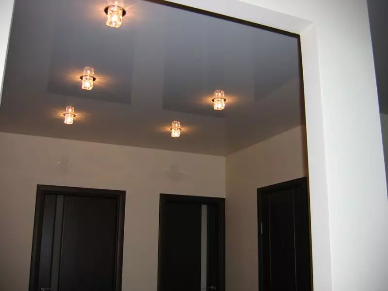 Натяжна стеля в коридорі (71 фото): дизайн стелі в вузькою і довгою передпокою, варіанти з точковими світильниками і дворівневі конструкції в квартирі, чорні і глянцеві види 9270_23