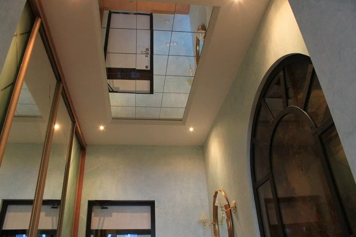 Regangkan siling dalam koridor (71 foto): Reka bentuk siling di lorong sempit dan panjang, pilihan dengan lampu titik dan reka bentuk dua tingkat di apartmen, spesies hitam dan berkilat 9270_28