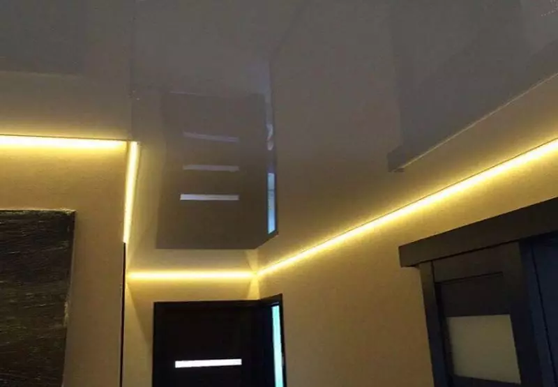 Tavani i shtrirjes në korridor (71 foto): Dizajni i tavanit në një korridor të ngushtë dhe të gjatë, opsionet me dritat e pikës dhe dizajnet me dy nivele në apartament, speciet e zeza dhe me shkëlqim 9270_31