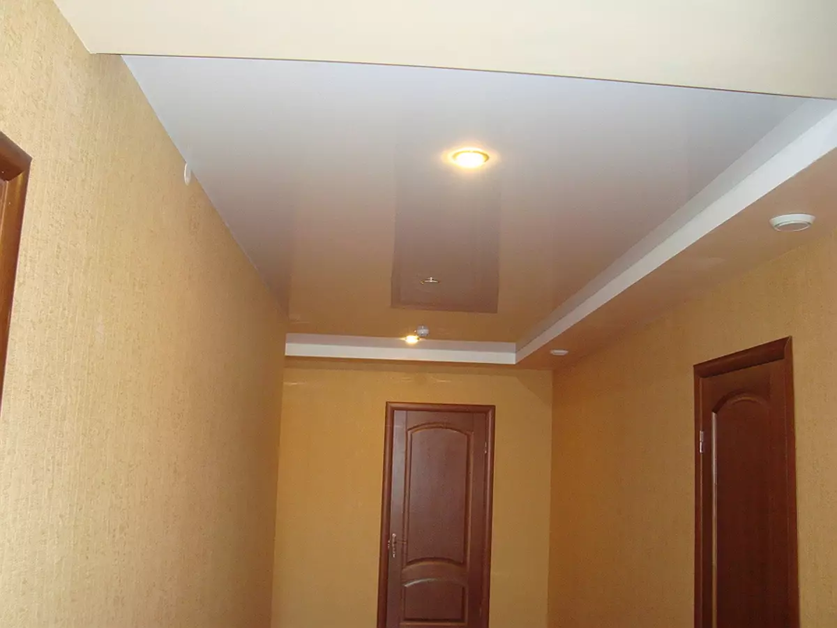 Plafond étirement dans le couloir (71 photos): conception de plafond dans un couloir étroit et long, options avec des lumières pointues et des dessins de deux niveaux dans l'appartement, des espèces noires et brillantes 9270_34