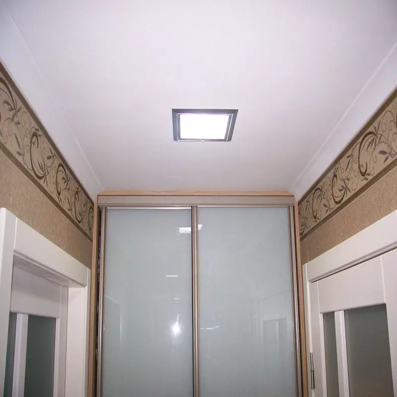 Soffitto elasticizzato nel corridoio (71 foto): design del soffitto in un corridoio stretto e lungo, opzioni con luci a punti e disegni a due livelli nell'appartamento, nelle specie nere e lucide 9270_35