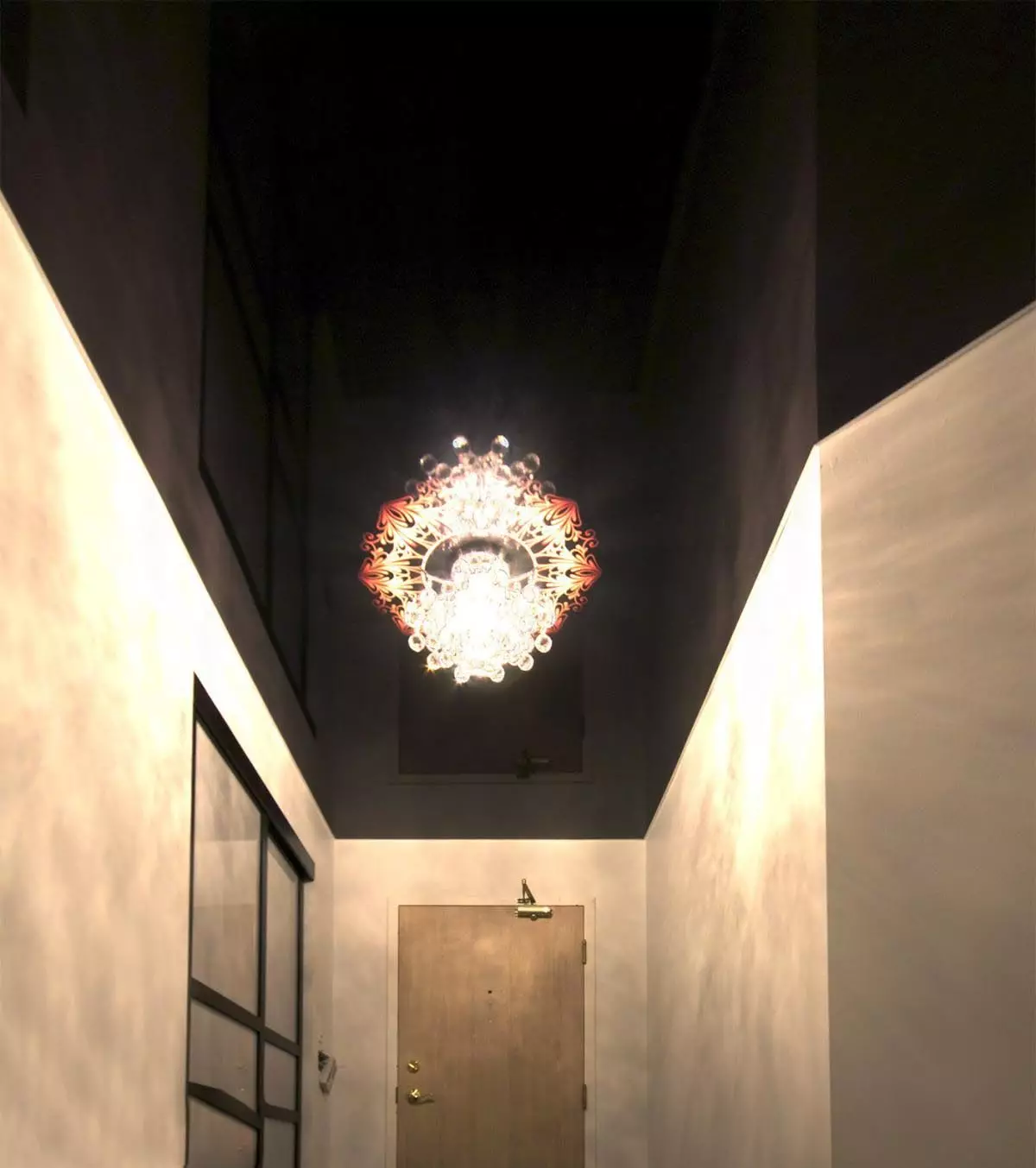 Regangkan siling dalam koridor (71 foto): Reka bentuk siling di lorong sempit dan panjang, pilihan dengan lampu titik dan reka bentuk dua tingkat di apartmen, spesies hitam dan berkilat 9270_37