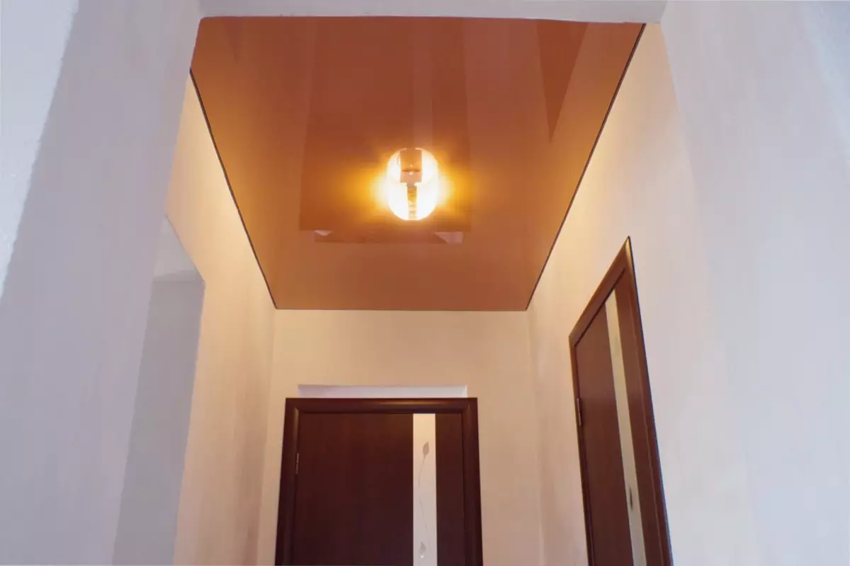 תקרה מתיחה במסדרון (71 תמונות): עיצוב תקרה במסדרון צרים וארוך, אופציות עם אורות נקודה ועיצובים של שתי ברמות בדירה, מינים שחורים ומבריקים 9270_39