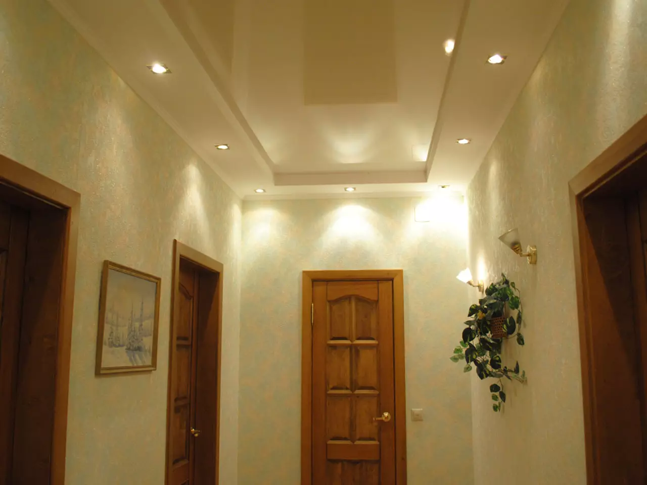 Teito de estiramento no corredor (71 fotos): deseño de teito nun corredor estreito e longo, opcións con luces de punto e debuxos de dous niveis no apartamento, especies negras e brillantes 9270_4