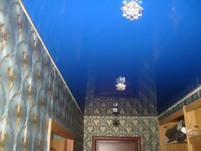Teito de estiramento no corredor (71 fotos): deseño de teito nun corredor estreito e longo, opcións con luces de punto e debuxos de dous niveis no apartamento, especies negras e brillantes 9270_41