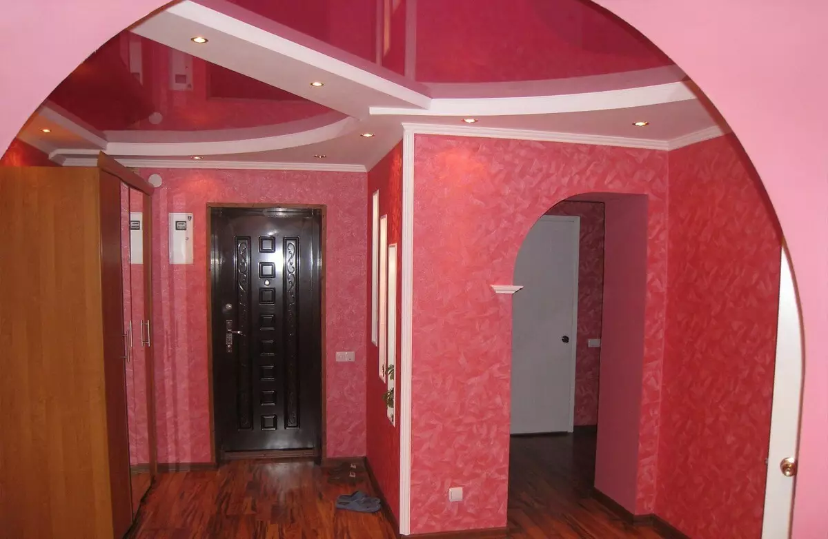 Stropní strop na chodbě (71 fotek): stropní design v úzké a dlouhé chodbě, možnosti s bodovými světly a dvouúrovňovými vzory v bytě, černé a lesklé druhy 9270_42