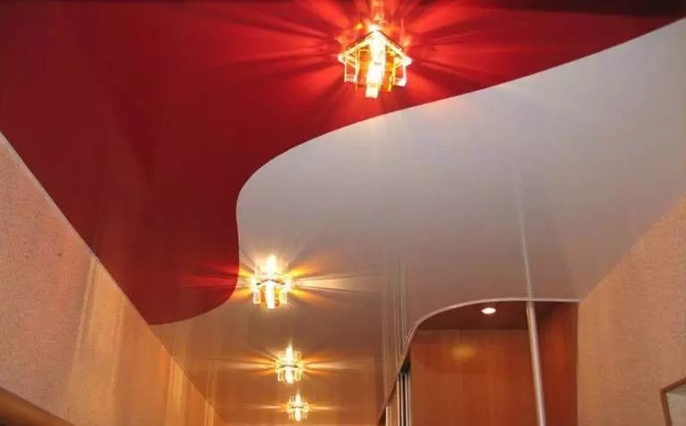 廊下（71枚写真）の伸縮天井：狭くて長い廊下の天井のデザイン、ポイントライトのオプション、アパート、黒、光沢のある種の2段階のデザイン 9270_45
